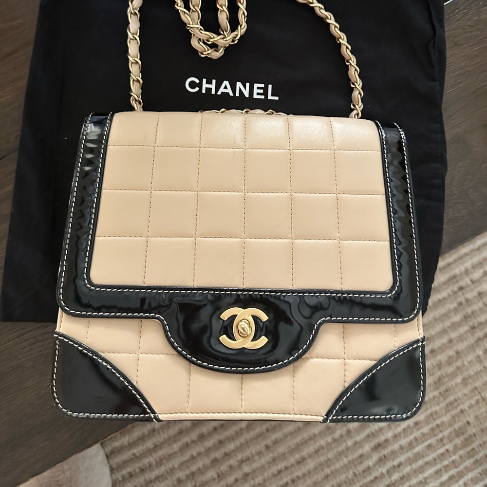 CHANEL vintage chic square Black and Cream Shoulder chocolate bar Bag
